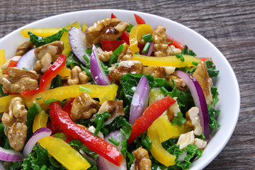 Salad with curly kale, paprika, walnut and onions