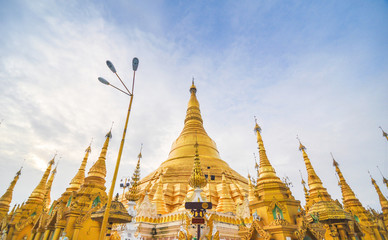 Shwedagon Paya in Yangon, Myanmar - obrazy, fototapety, plakaty