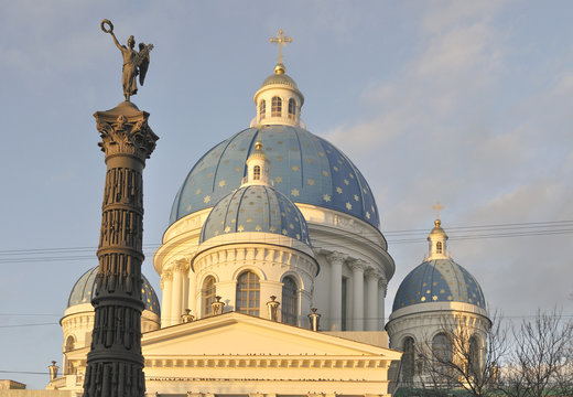Купол Троицкого собора и колонна Славы. Санкт-Петербург