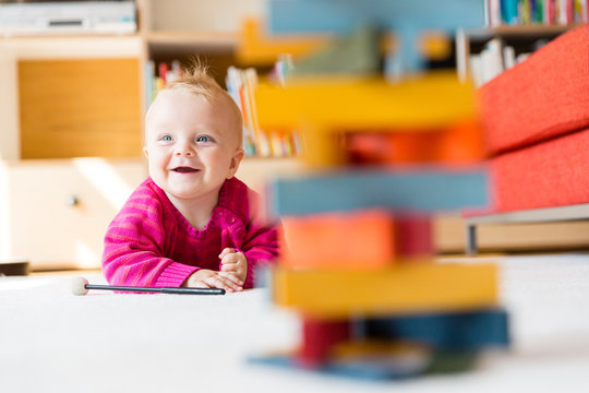 Baby spielt