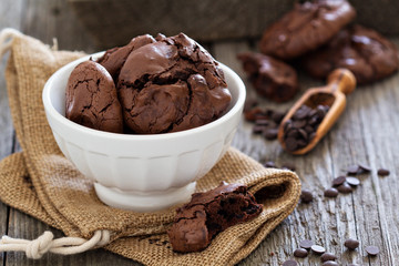 Chocolate cookies i a bowl