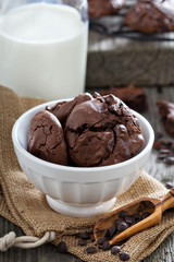 Chocolate cookies i a bowl