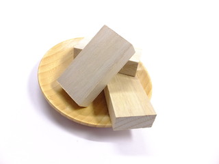 木皿と木製の立方体