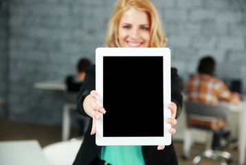 Fototapeta na wymiar woman showing blank tablet computer. Focus on tablet computer