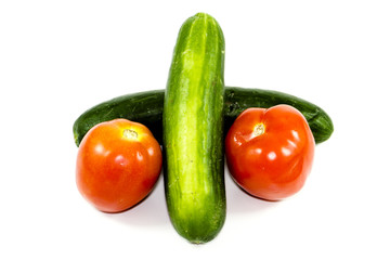 Frische Grüne Salatgurken mit roten Tomaten