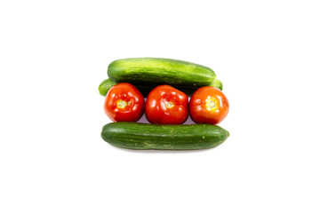 Frische Grüne Salatgurken mit roten Tomaten
