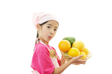 Fototapeta na wymiar 果物を持つ笑顔の女の子