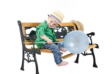 Frecher Junge lächelt