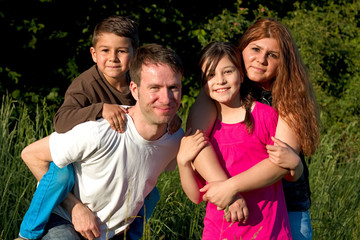 eine glueckliche Familie auf der Wiese