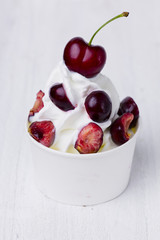 Frozen Joghurt mit Kirschen