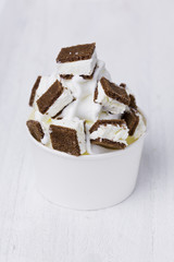 Frozen Joghurt mit Creme Schnitte