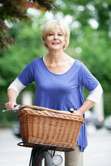 FRau mit Korb und Fahrrad