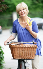 Frau mit Korb und Fahrrad