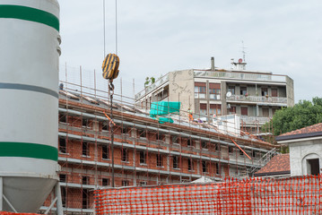 Cantiere edilizio, ponteggi in sicurezza, rifacimento facciata