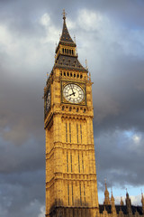 Fototapeta na wymiar Big Ben w Londynie w tle chmur