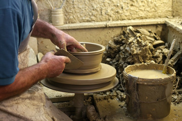 Potter making a earthenware