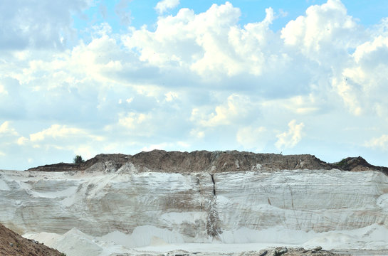 Quarry for the extraction of white sand © aslebedev