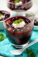 Rote Grütze aus Waldfrüchten