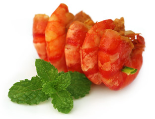 Cooked shrimp with mint leaves