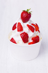 Frozen Joghurt mit Erdbeeren