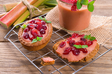 rhubarb tartelette with cranberry