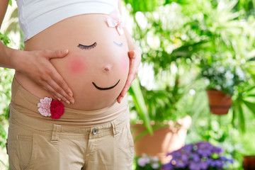 Pregnant belly look like a face
