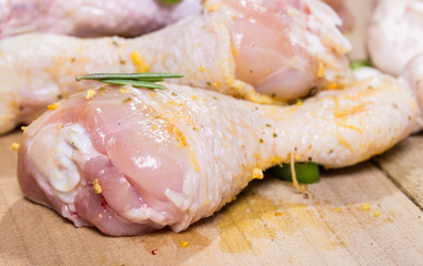 marinated chicken drumsticks with wegetables diner preparations