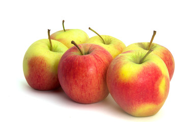 Sechs Äpfel vor weiß
