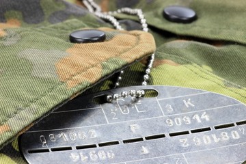 Erkennungsmarke auf Uniform