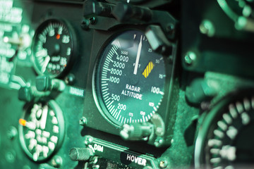 Cockpit mit analogen Anzeigen - 65440034