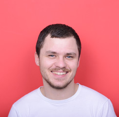 Obraz premium Portrait of handsome man in casual clothes against red backgroun