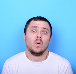 Obraz premium Portrait of man with funny face against blue background