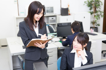 Fototapeta na wymiar asian businesswomen working in the office