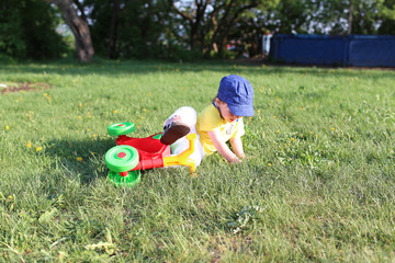 baby falls off a bike