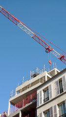 immeuble en construction et grue