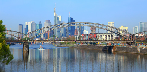 Frankfurt, vorne die Deutschherrnbr&uuml;cke (April 2014)