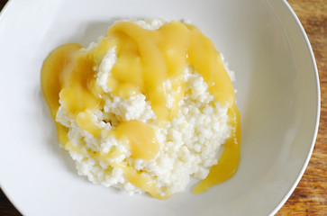 Portion Milchreis mit Apfelmus