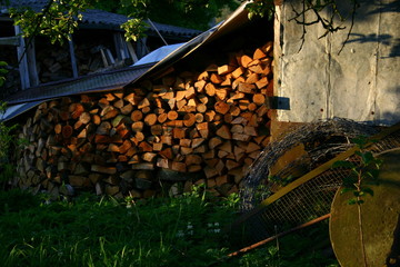 Szczapy drewna na opal © profit111
