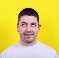 Obraz premium Portret szczęśliwy młody człowiek patrząc w górę