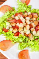 Vegetable salad with crackers