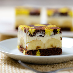 Zweifarbiger Kuchen gefüllt mit Bananen und Sojaschlagcreme