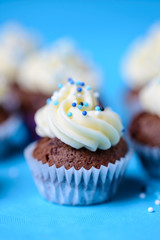Schokocupcakes mit Topping auf Sojabasis