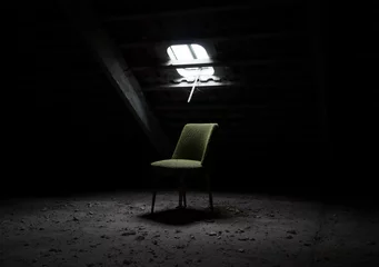 Papier Peint photo autocollant Rudnes Stuhl in einem verlassenen Haus
