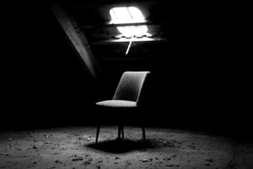Photo sur Aluminium Rudnes Stuhl in einem verlassenen Haus