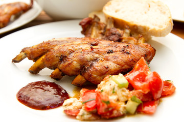 Spareribs with Barbecue Sauce und Salad
