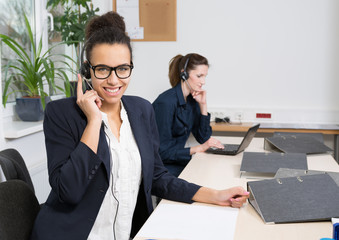 Zwei Frauen arbeiten im Büro