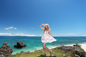 コマカ島の海辺で遊ぶ笑顔の女性