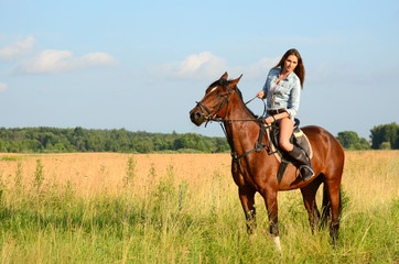 Obraz premium The woman on a horse in the field