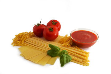 Verschiedene Nudeln mit Tomaten und Basilikum