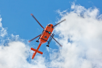 Fototapeta na wymiar Rettungshubschrauber im Überflug